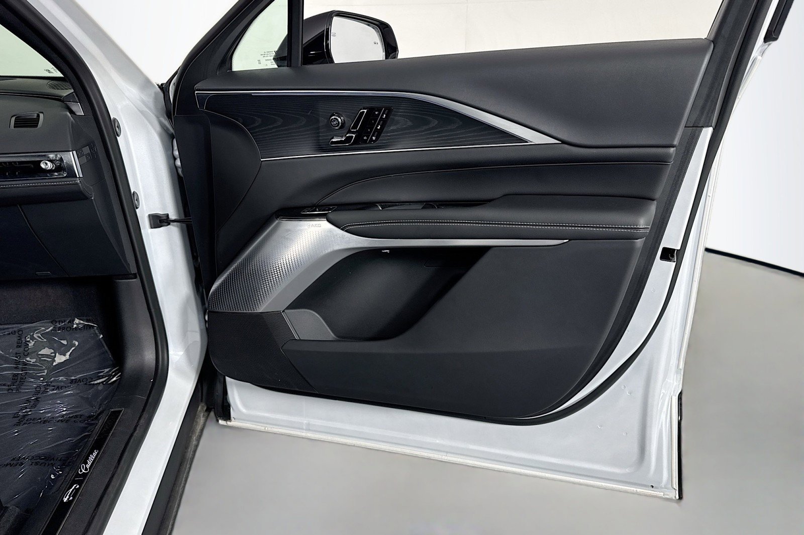 Used 2025 Cadillac Lyriq Luxury w/ LPO, Floor Liner Package AWD/4WD image 24