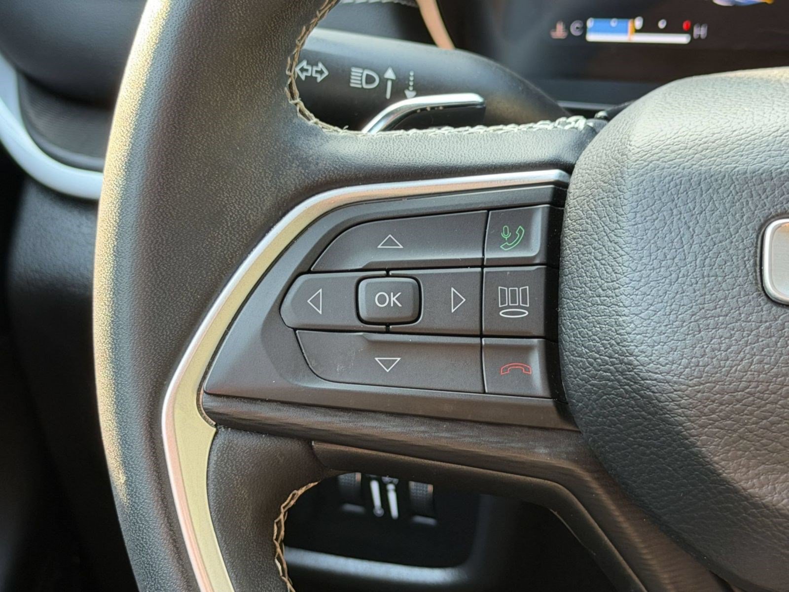 Used 2023 Jeep Grand Cherokee Laredo AWD/4WD image 16