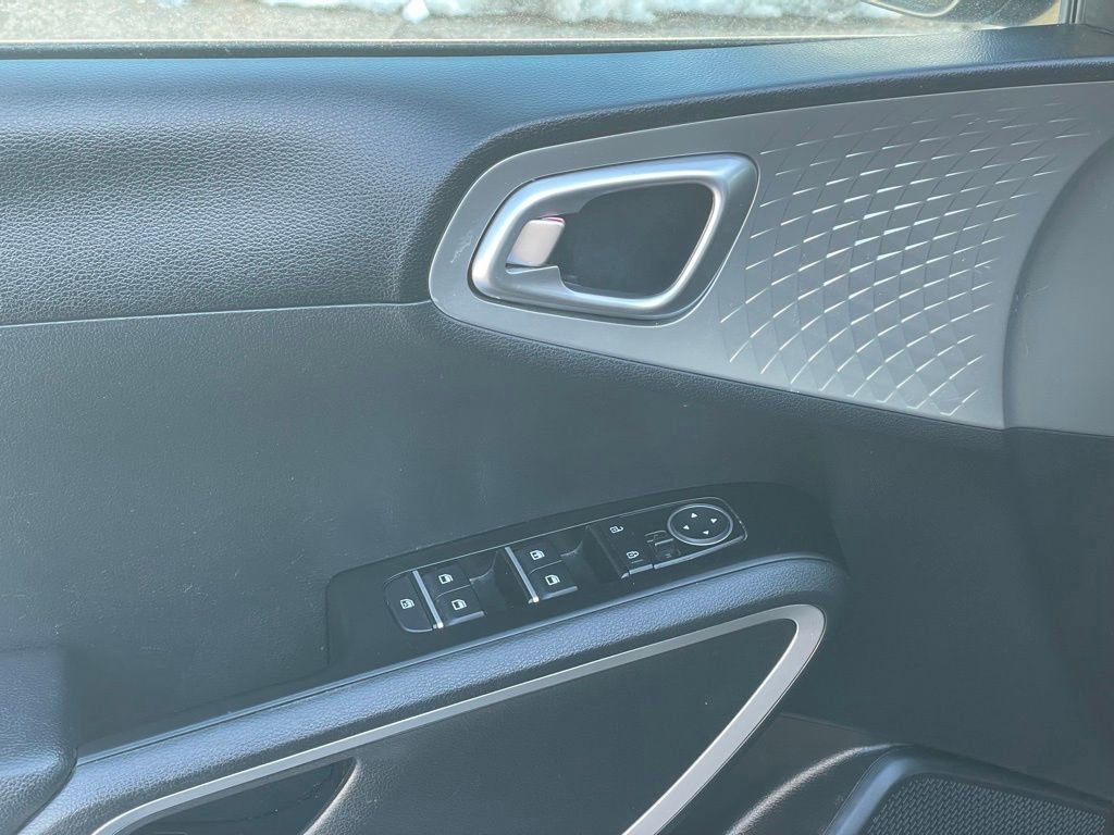 Used 2023 Kia Soul LX w/ LX Technology Package image 11