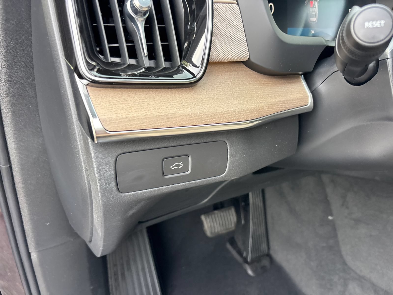 New 2026 Volvo XC90 B5 Core w/ Protection Package Premier AWD/4WD image 14
