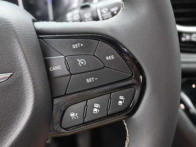 Used 2025 Chrysler Pacifica Limited image 16