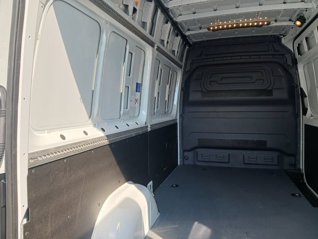 Used 2025 Mercedes-Benz Sprinter 2500 image 8