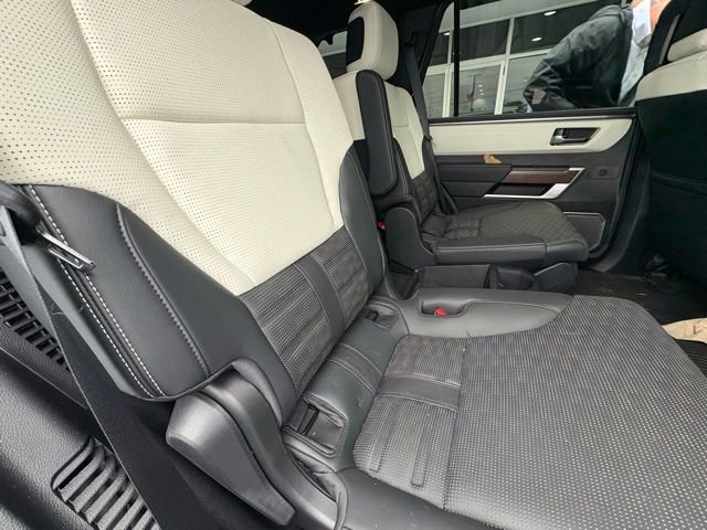 Used 2025 Toyota Sequoia Capstone image 5