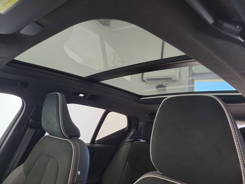 Used 2025 Volvo XC40 B5 Plus image 19