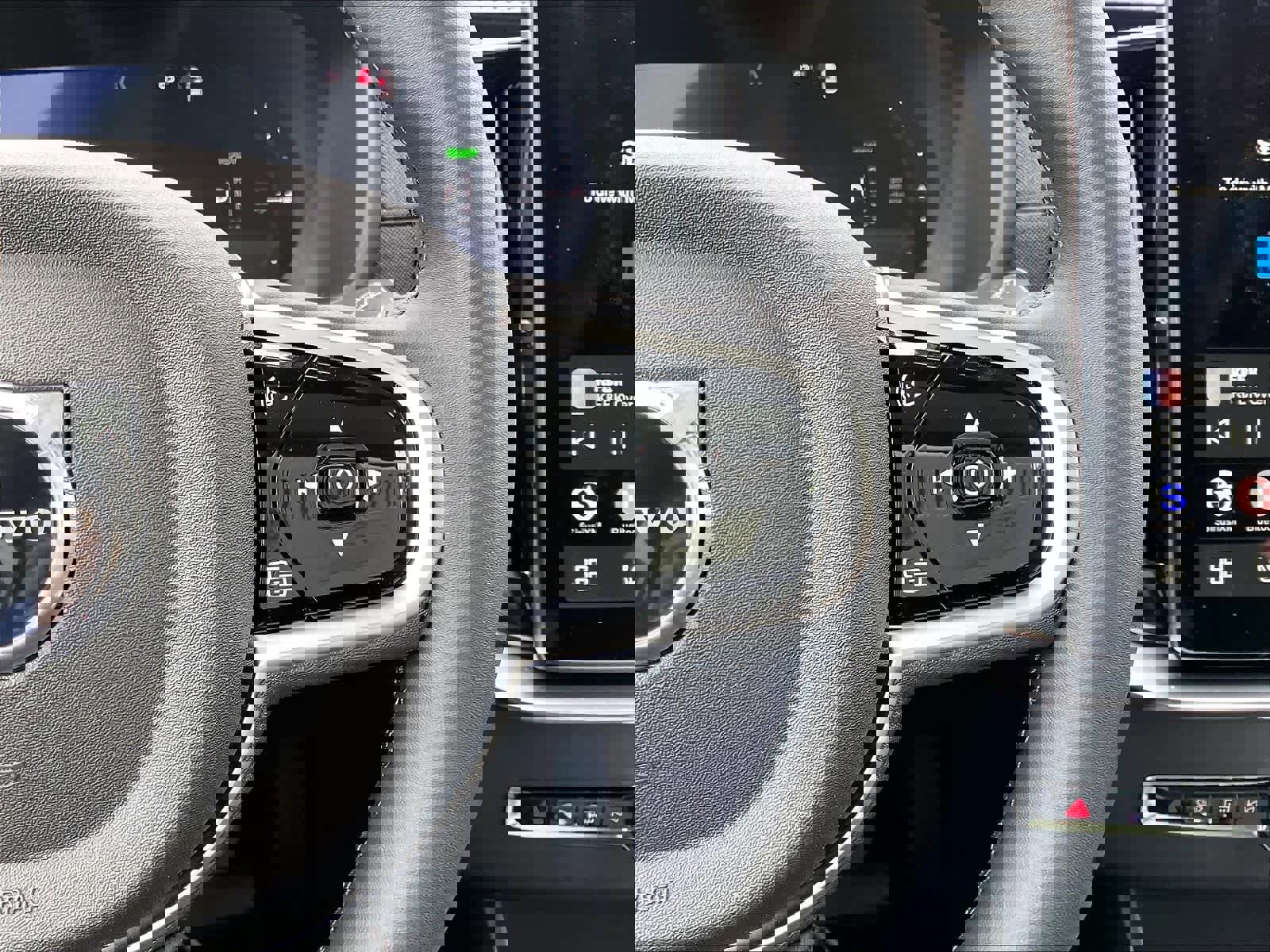 New 2026 Volvo XC90 T8 Plus w/ Protection Package Premier image 18