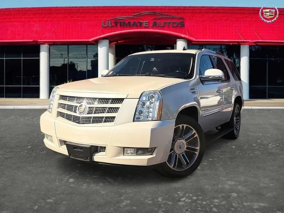Used 2013 Cadillac Escalade Premium RWD image 2