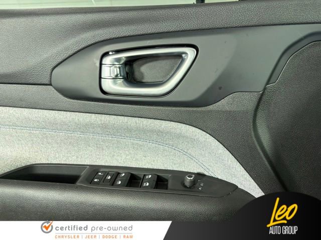 Used 2023 Jeep Compass Latitude AWD/4WD image 16