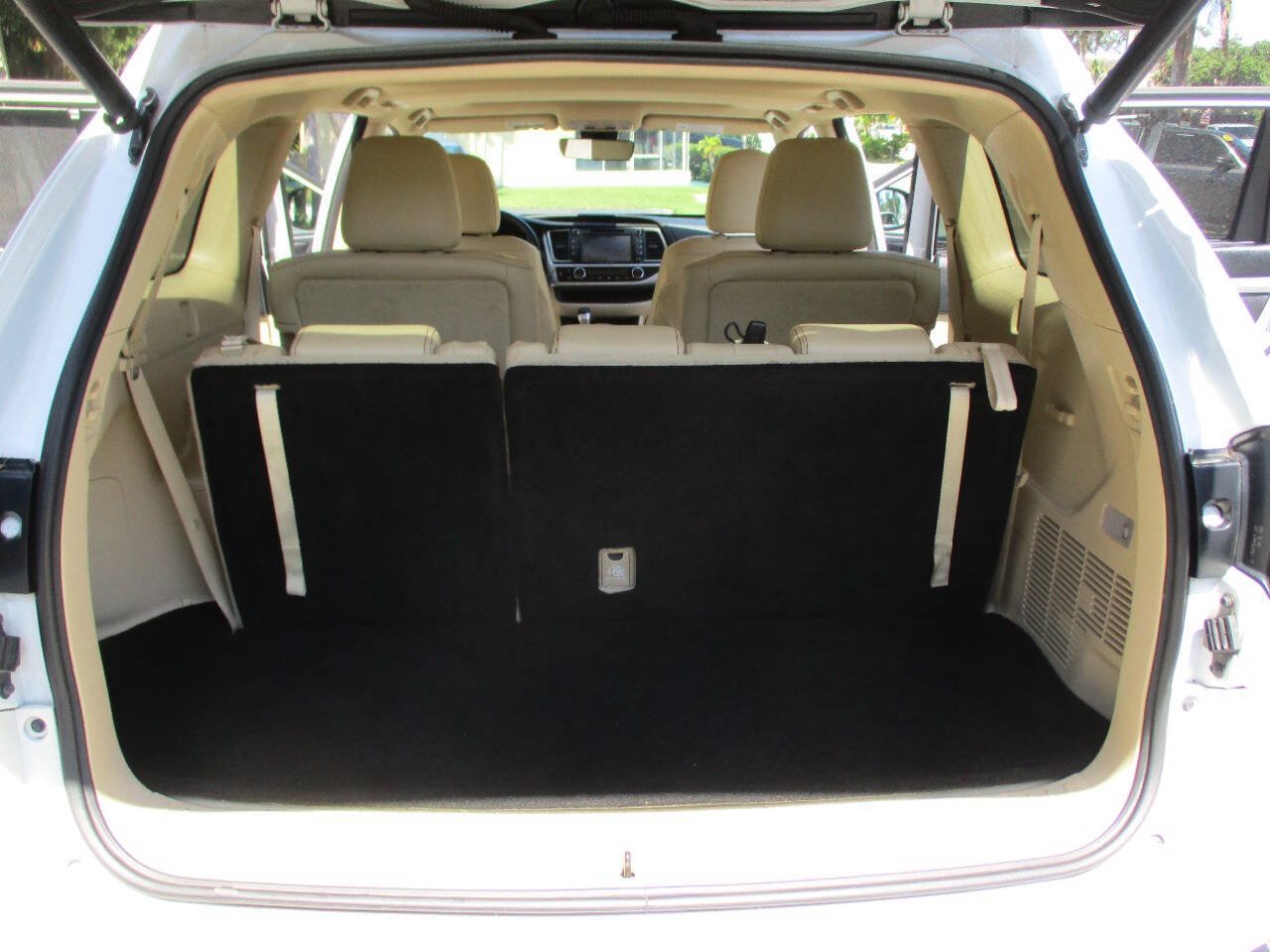 Used 2017 Toyota Highlander XLE FWD image 26