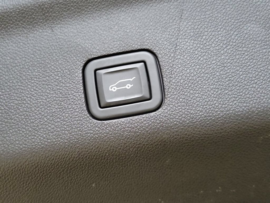 Used 2023 Cadillac Escalade Premium Luxury w/ Performance Package RWD image 8