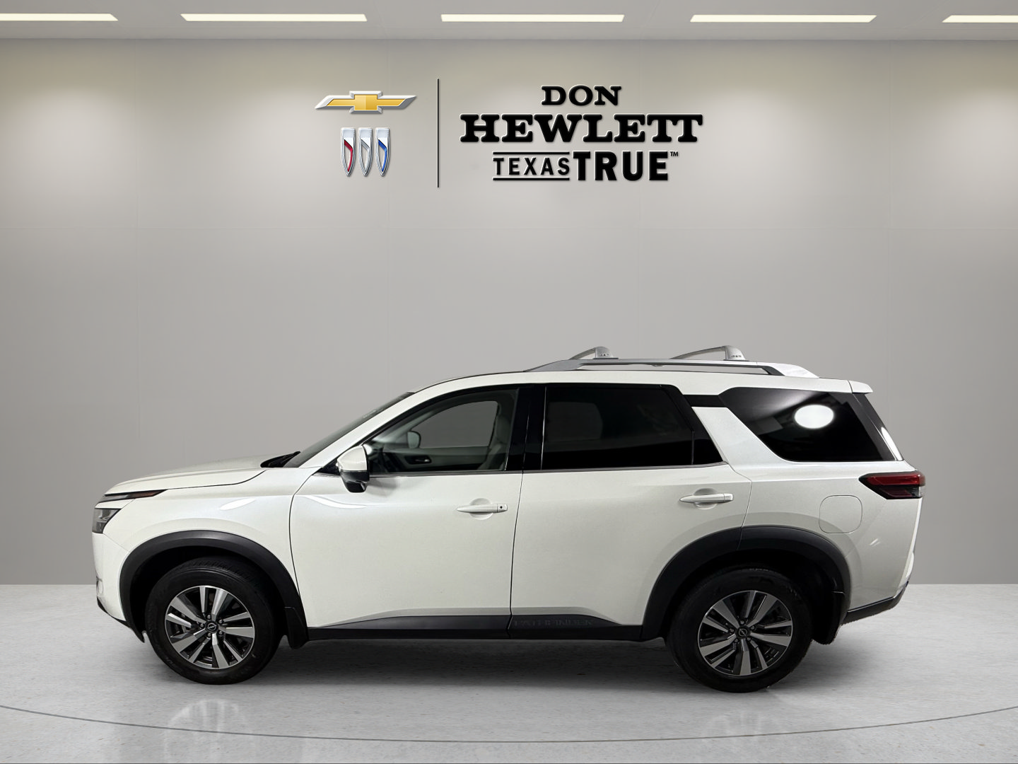 Used 2024 Nissan Pathfinder SL FWD image 1