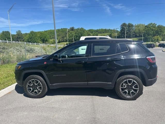 Used 2025 Jeep Compass Trailhawk w/ Trailer Tow Group AWD/4WD image 31
