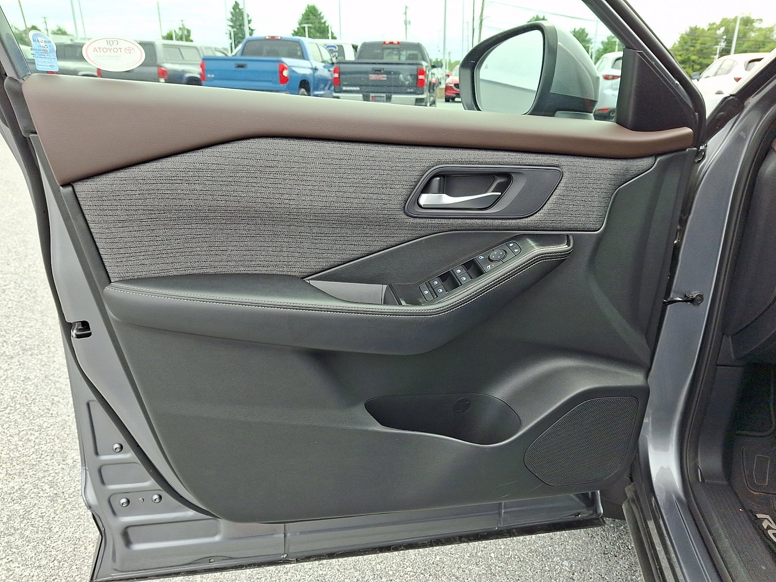 Used 2022 Nissan Rogue SV AWD/4WD image 14