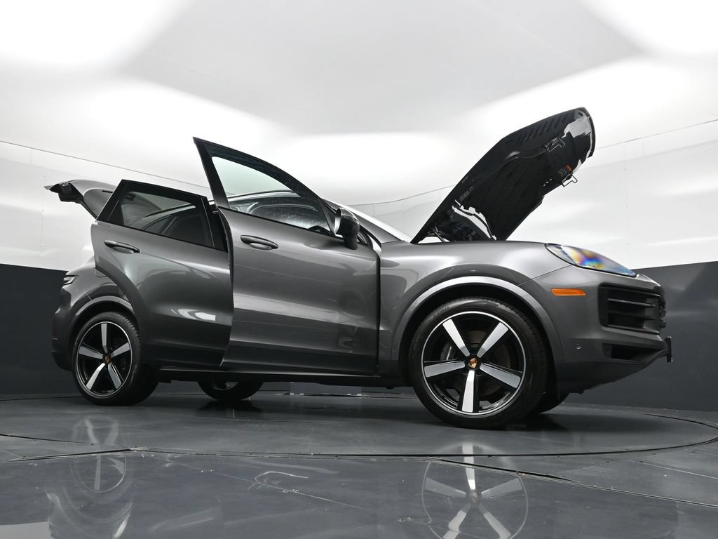 Certified 2025 Porsche Cayenne AWD/4WD image 35