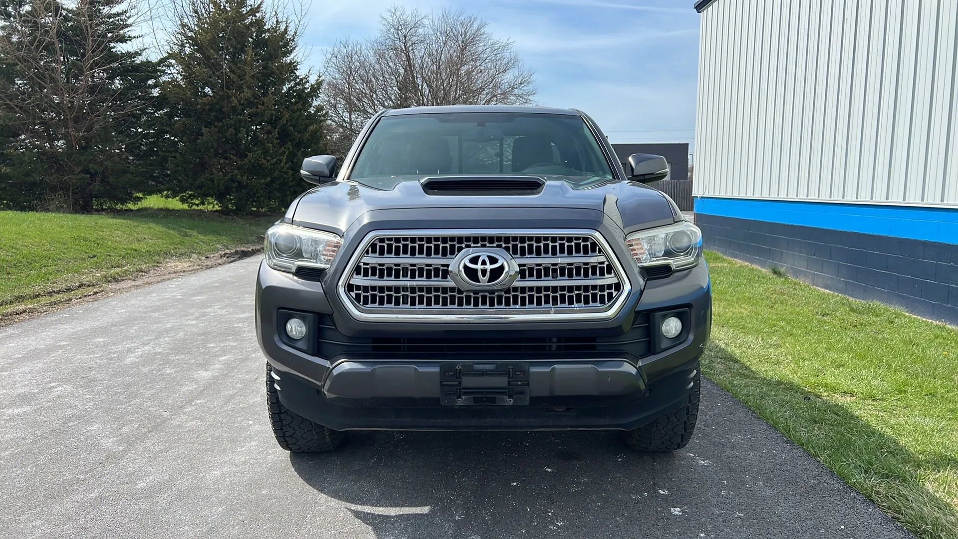 Used 2017 Toyota Tacoma TRD Sport w/ Tow Package (A/T) image 2