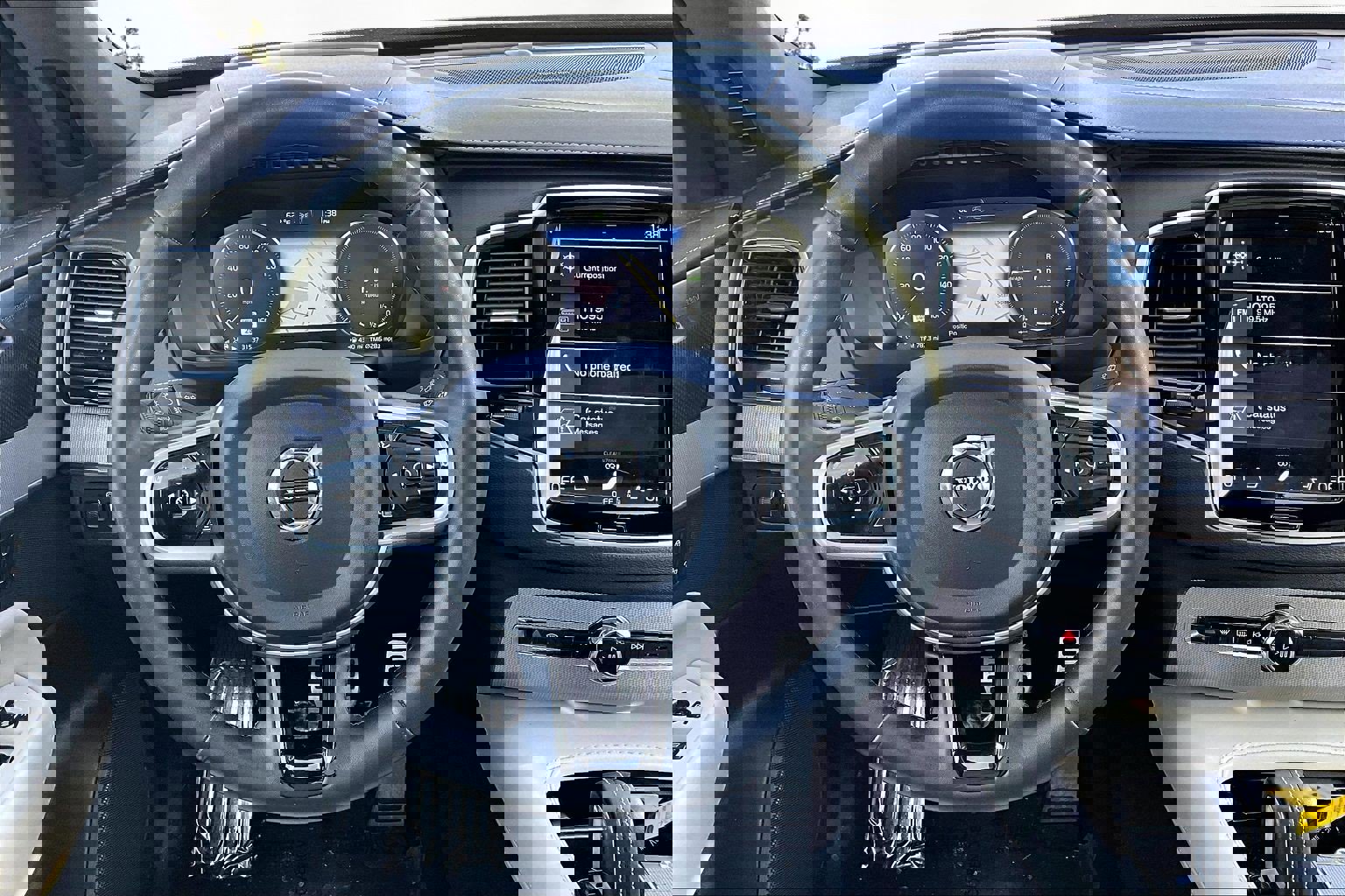 Used 2022 Volvo XC90 T8 R-Design w/ Advanced Package image 5