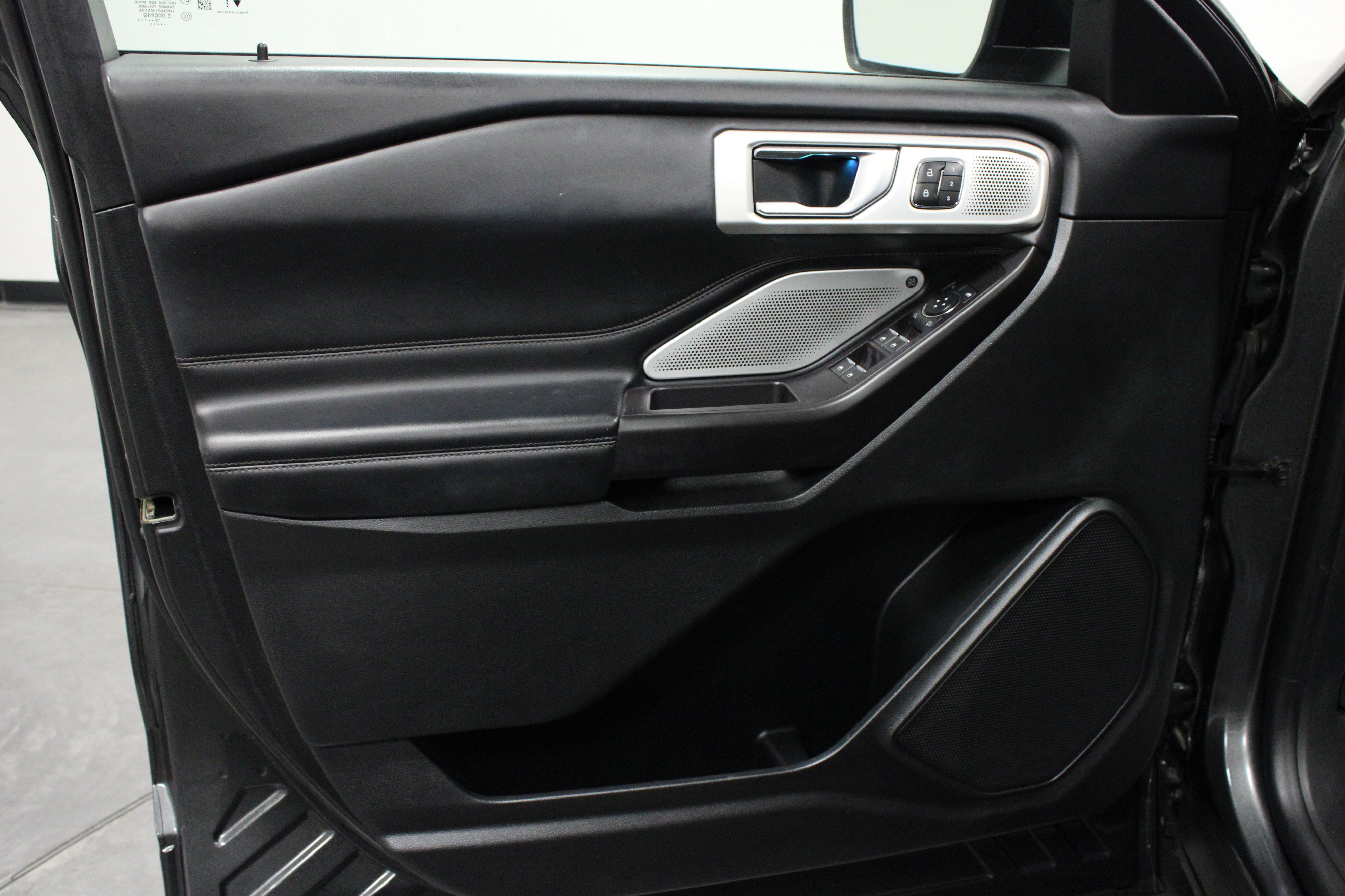 Used 2020 Ford Explorer Platinum w/ Premium Technology Package AWD/4WD image 11