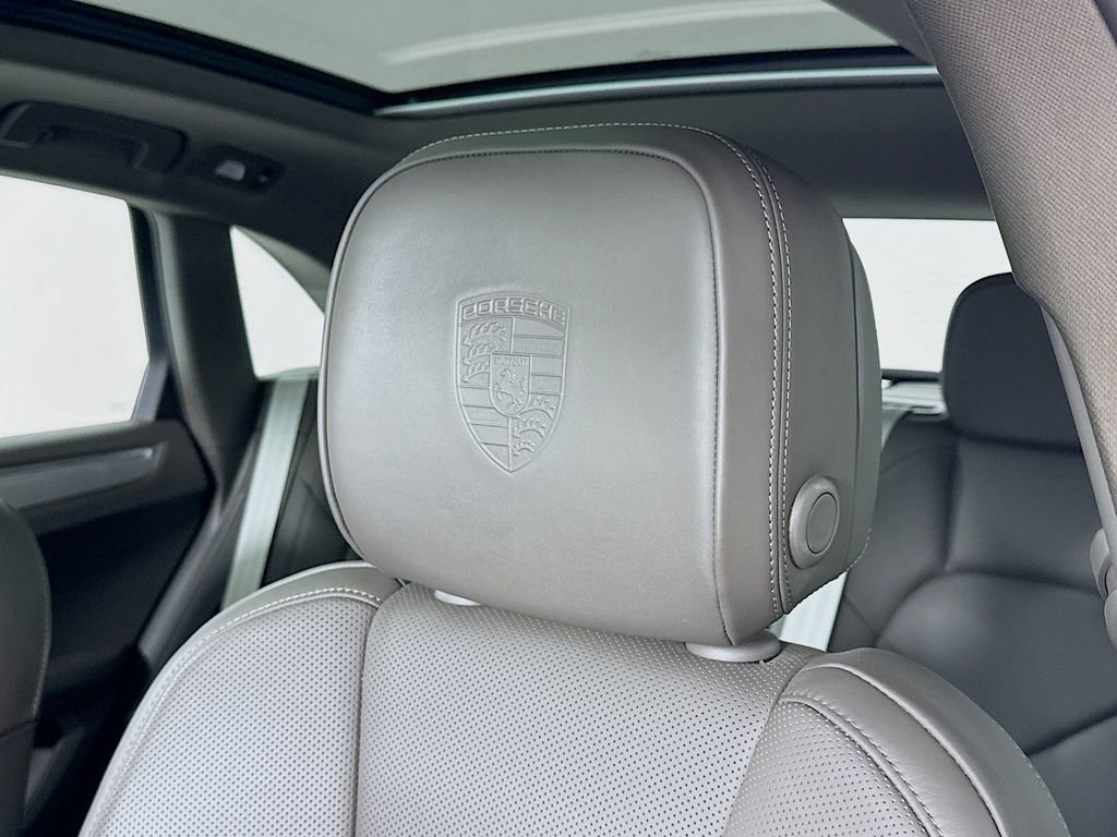 Certified 2023 Porsche Macan Turbo image 13