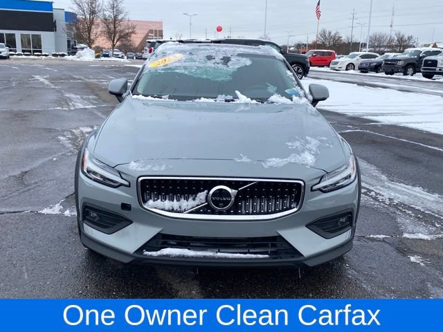 Used 2025 Volvo V60 B5 Cross Country Plus image 3