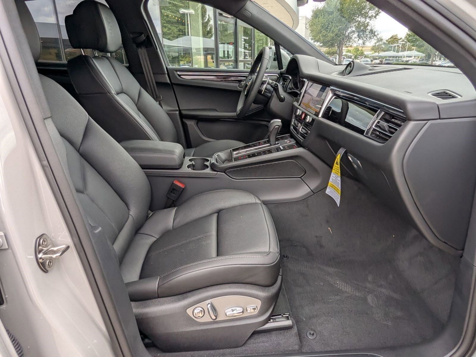 Certified 2025 Porsche Macan image 25