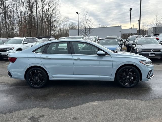 Certified 2025 Volkswagen Jetta SE w/ Sunroof Package image 3