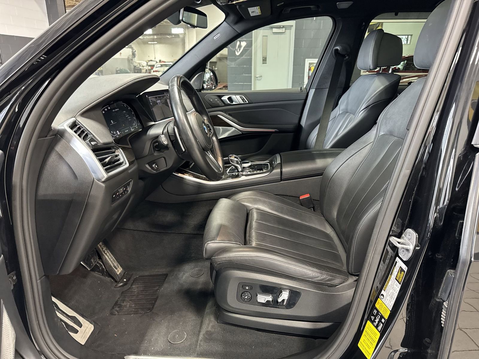 Used 2021 BMW X5 M50i w/ Executive Package image 12