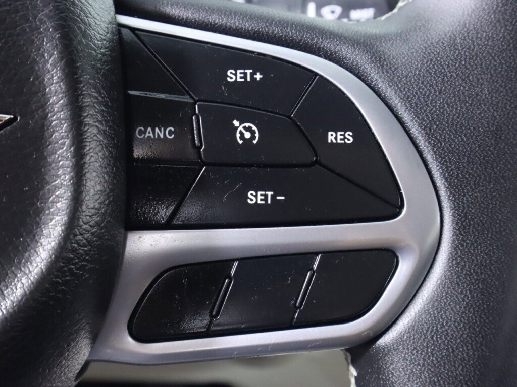 Used 2022 Chrysler Voyager LX image 13