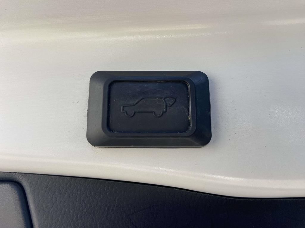 Used 2021 Toyota RAV4 XLE Premium AWD/4WD image 9