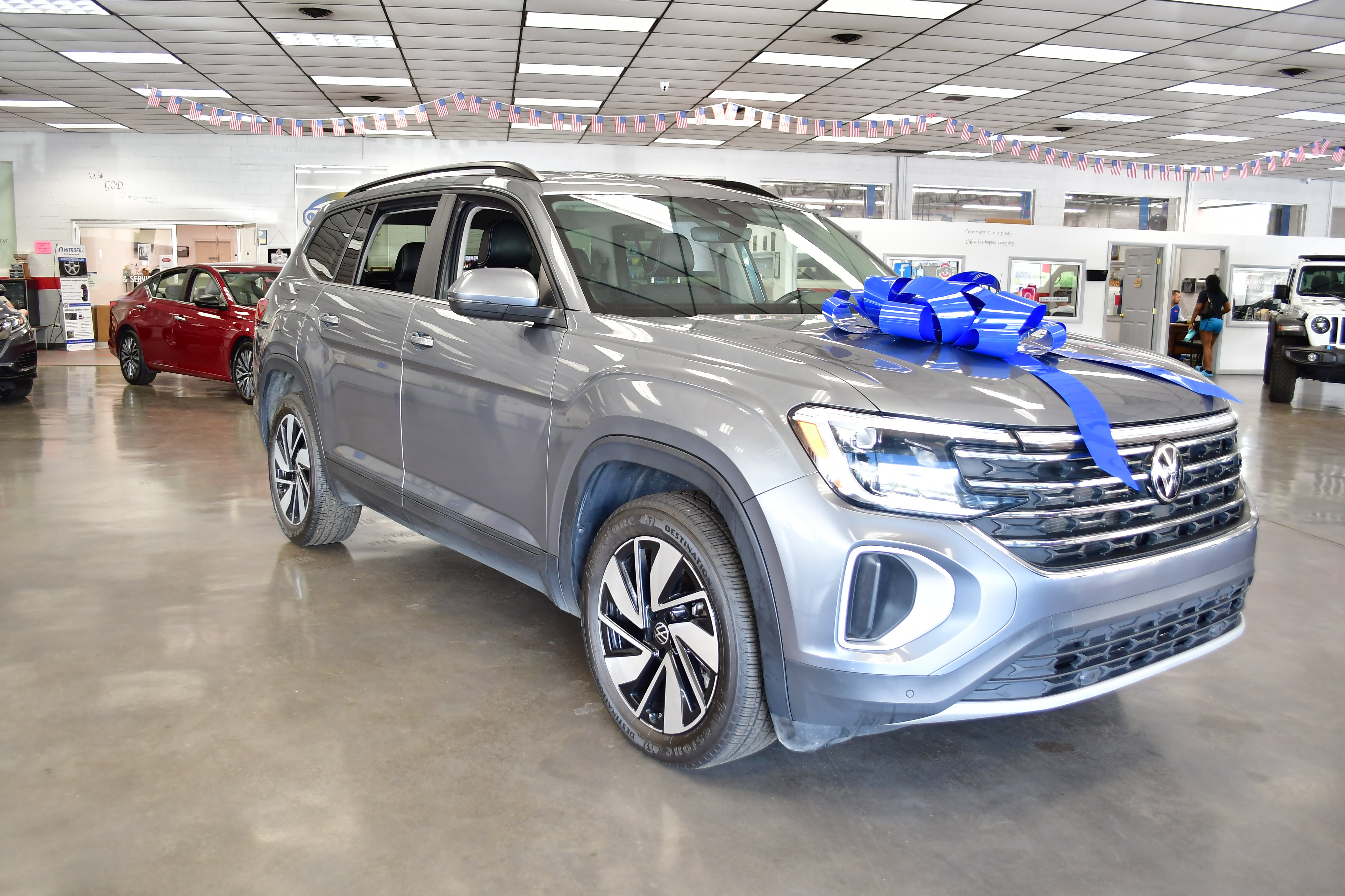 Used 2024 Volkswagen Atlas SE AWD/4WD image 2