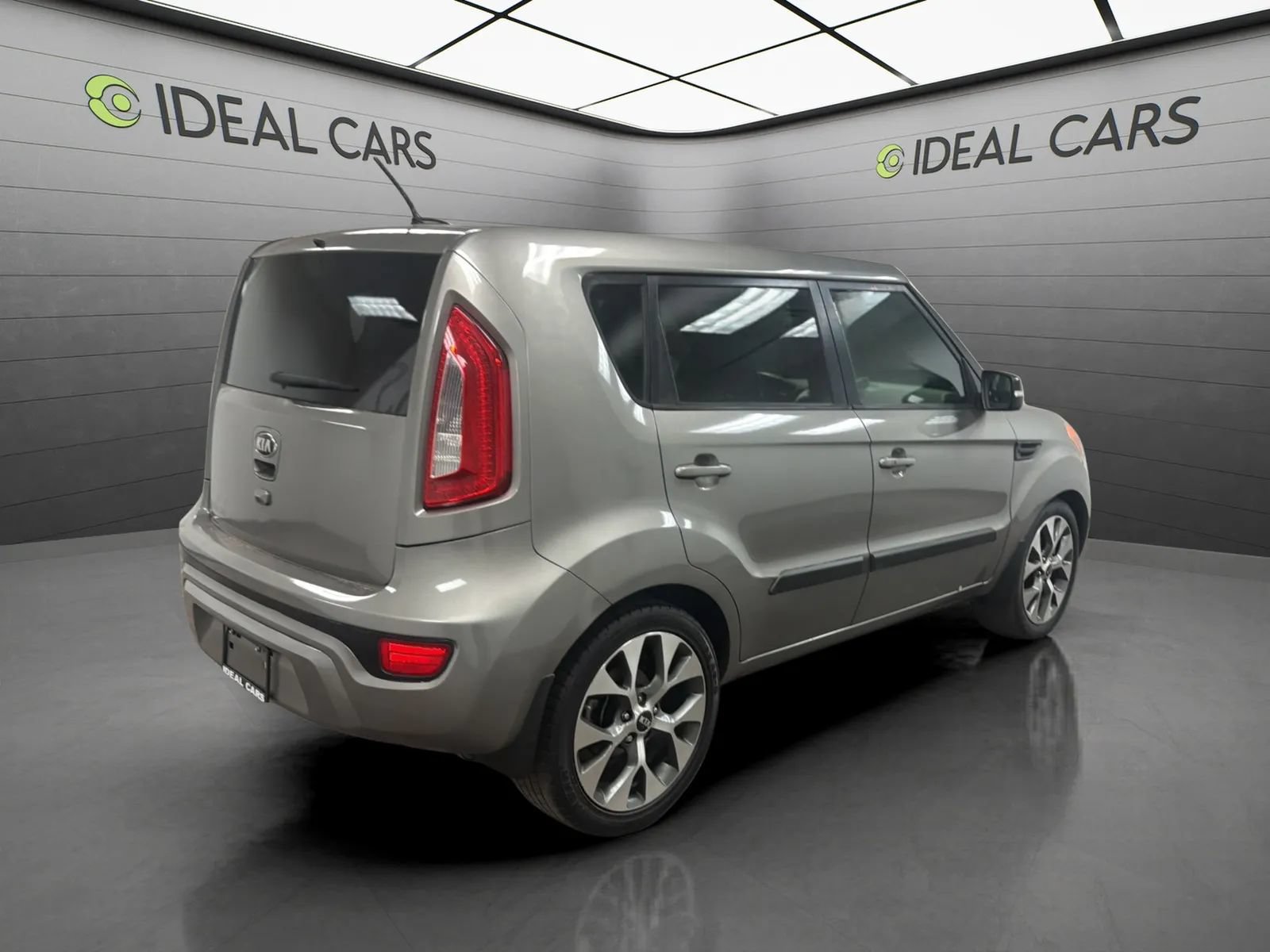 Used 2013 Kia Soul ! w/ Premium Pkg FWD image 5