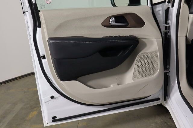 Used 2023 Chrysler Voyager LX FWD image 23