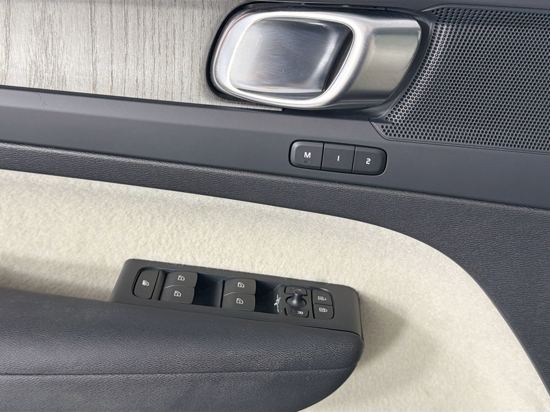 Certified 2023 Volvo XC40 B5 Plus w/ Protection Package Premier image 18