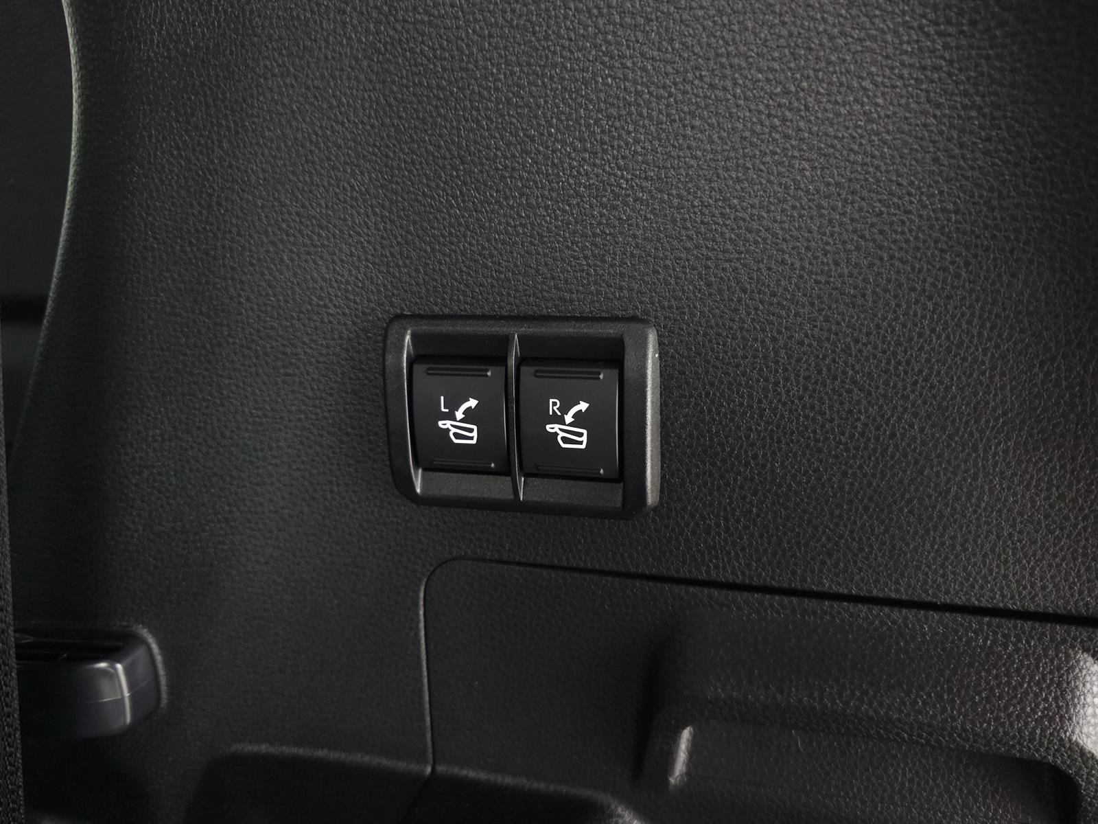 Used 2025 Toyota Sequoia Platinum image 9