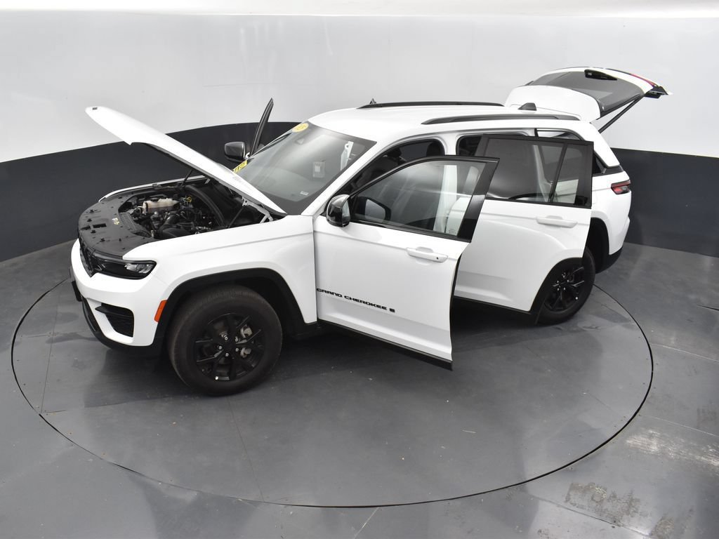 Used 2025 Jeep Grand Cherokee Altitude AWD/4WD image 52