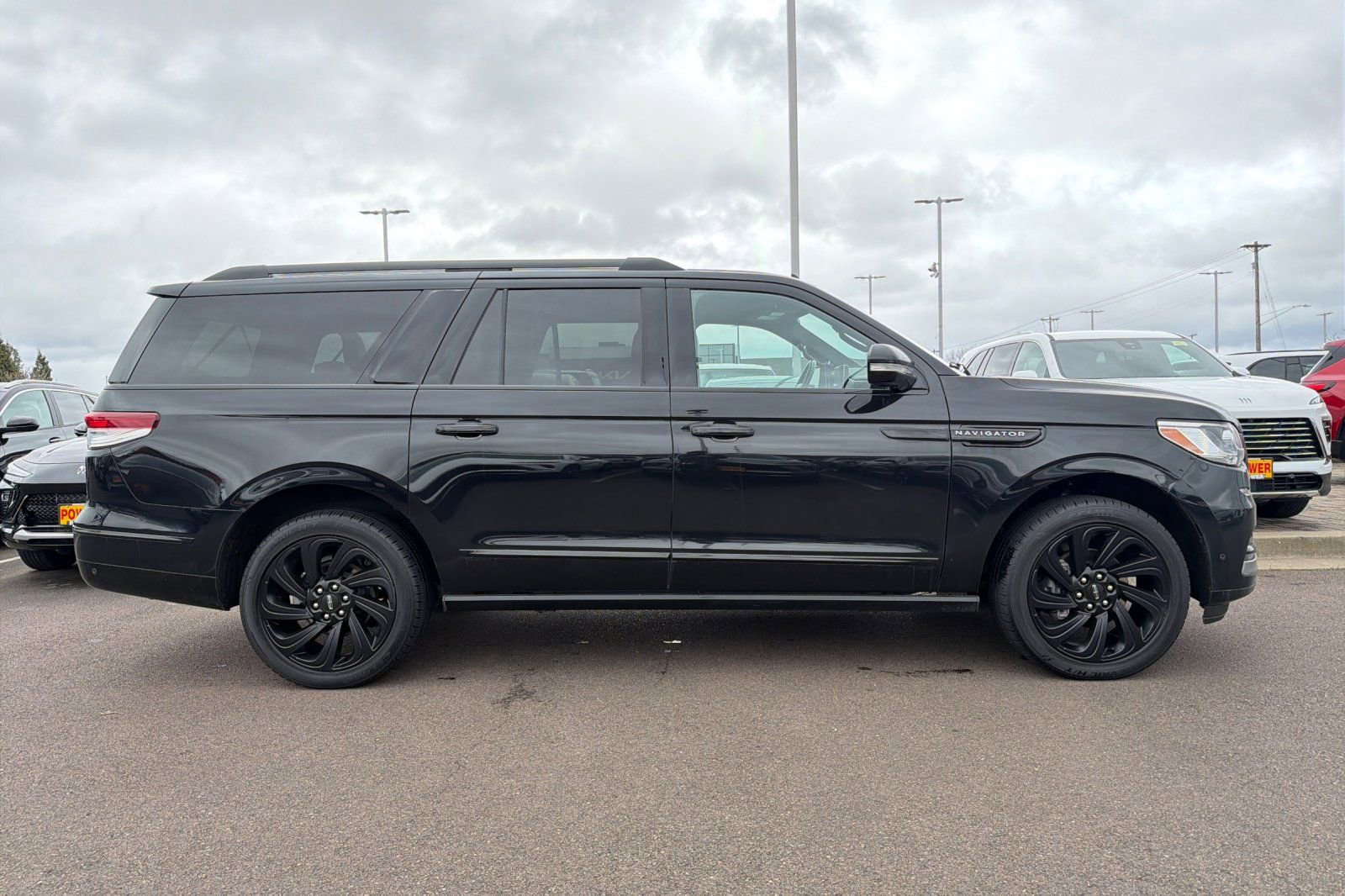 Used 2023 Lincoln Navigator L Reserve AWD/4WD image 3