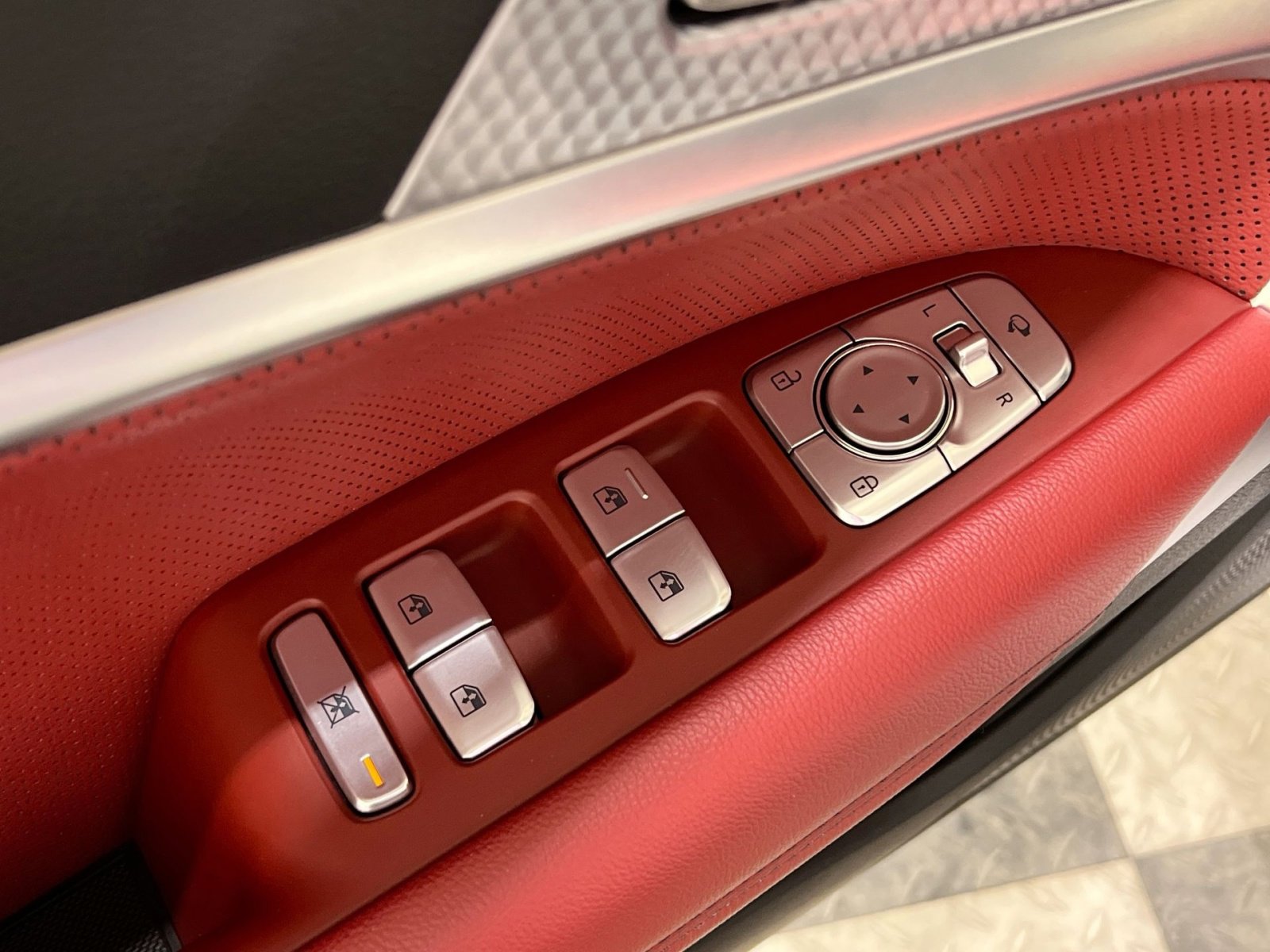 Used 2023 Genesis G70 2.0T w/ Sport Prestige Package image 31