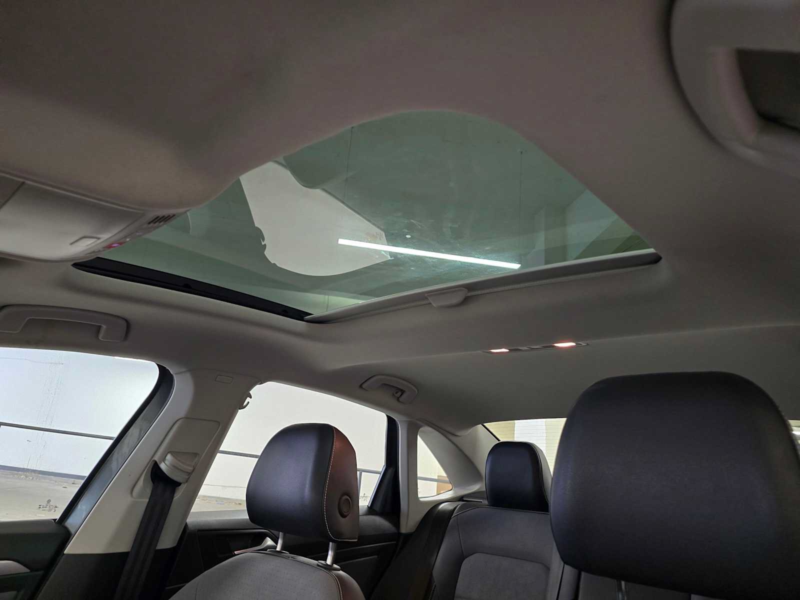 Used 2025 Volkswagen Jetta SE FWD image 21