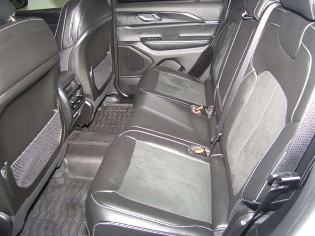 Used 2025 Jeep Grand Cherokee Altitude AWD/4WD image 13