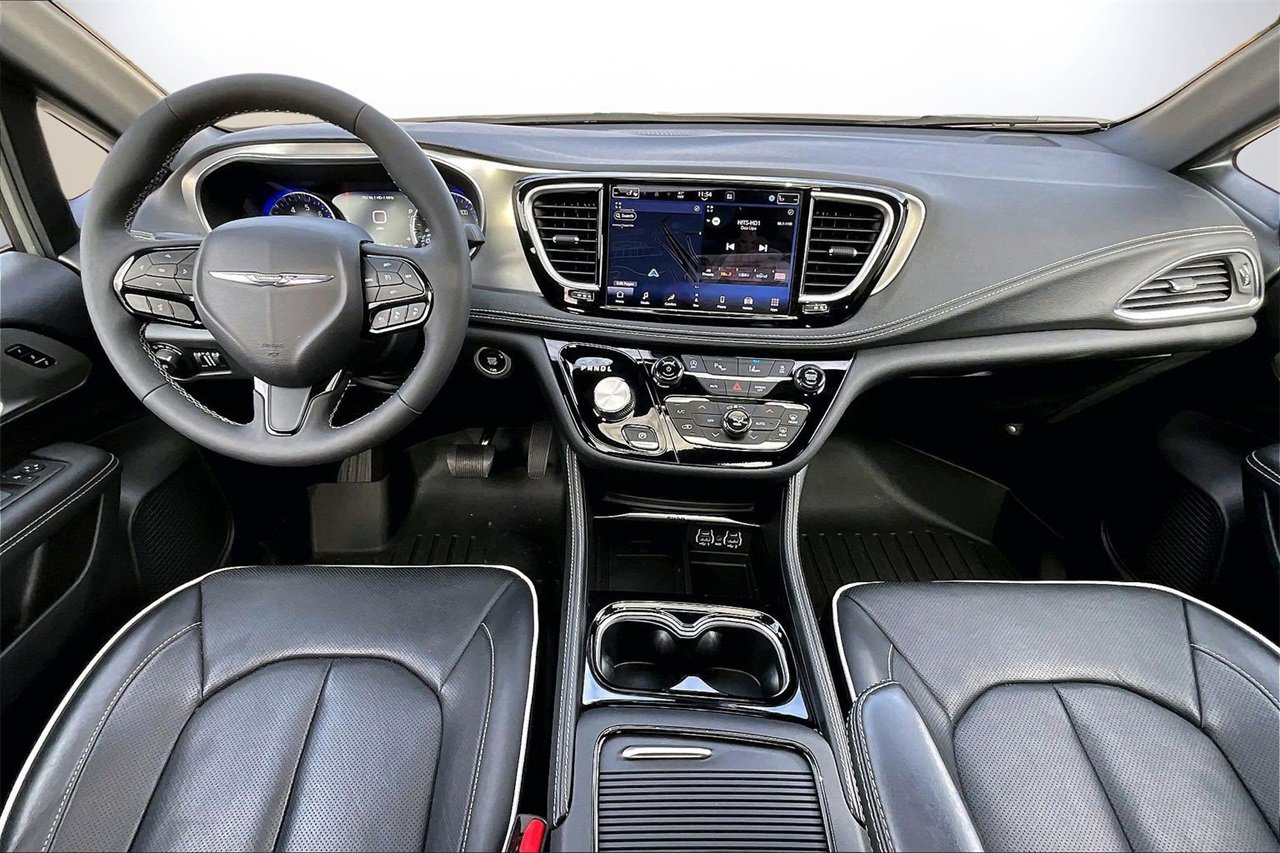 Used 2023 Chrysler Pacifica Limited w/ S Appearance Package image 14