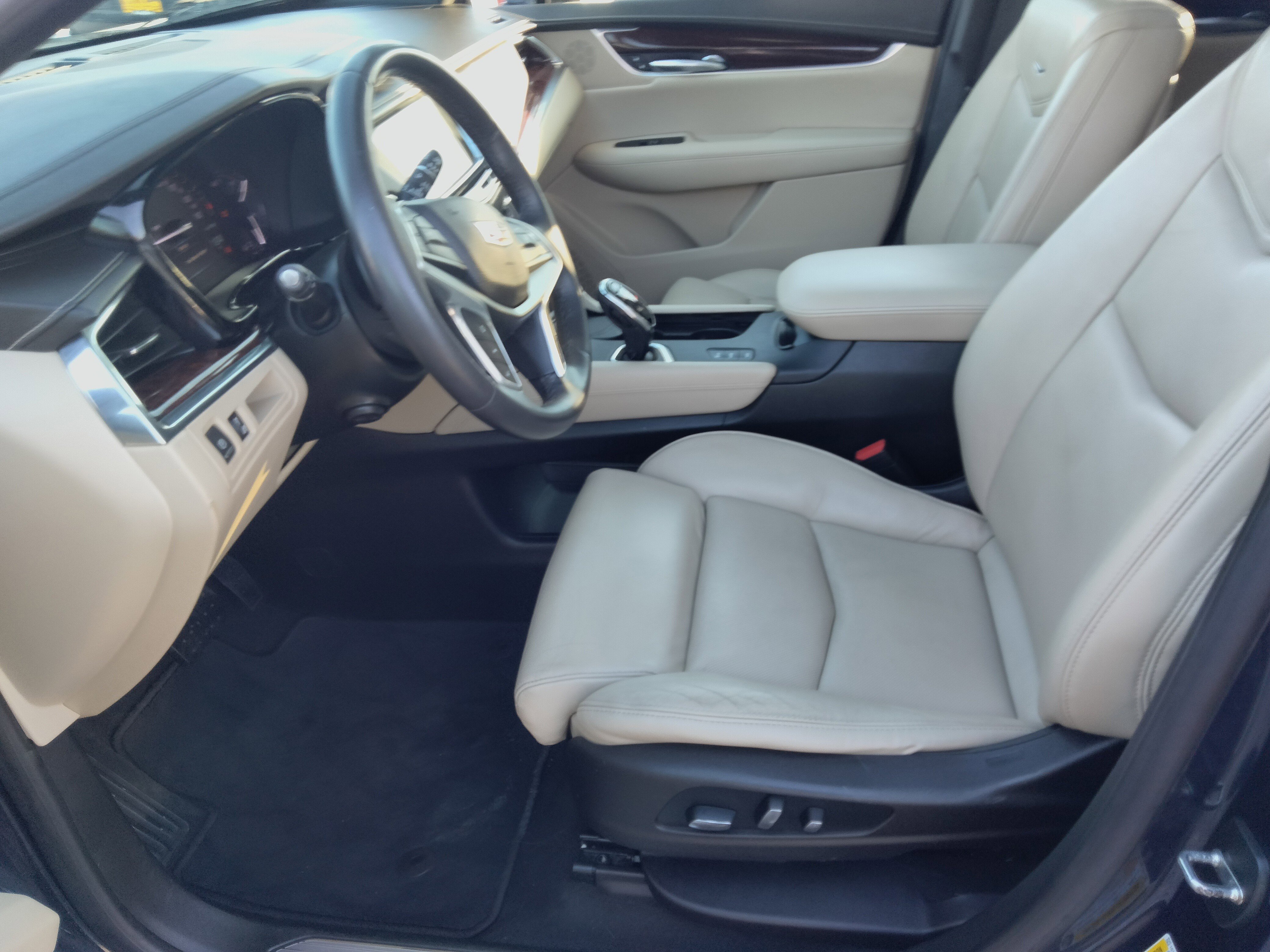 Used 2017 Cadillac XT5 Luxury w/ Driver Awareness Package image 9