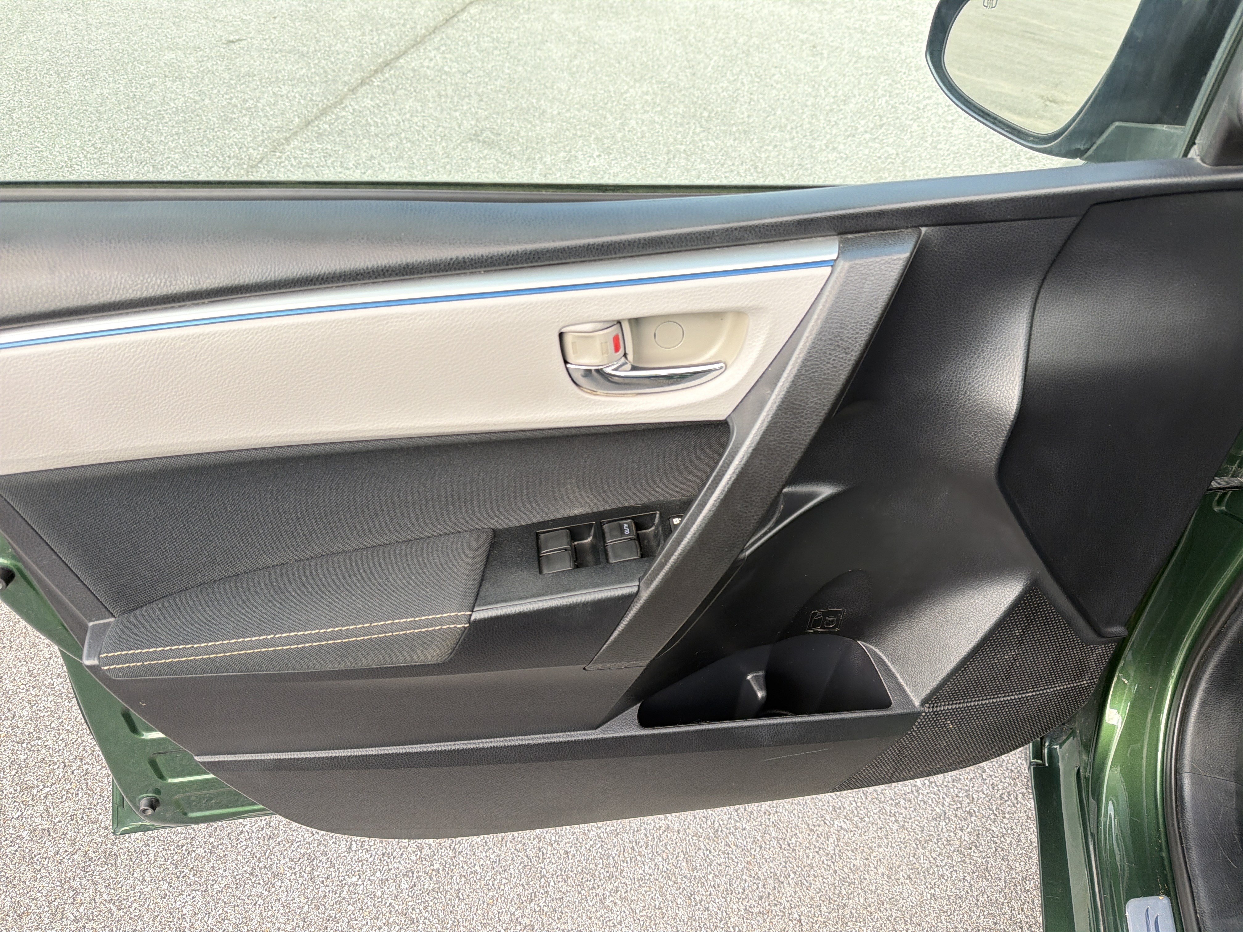 Used 2015 Toyota Corolla LE w/ Body Protection Package #1 FWD image 9