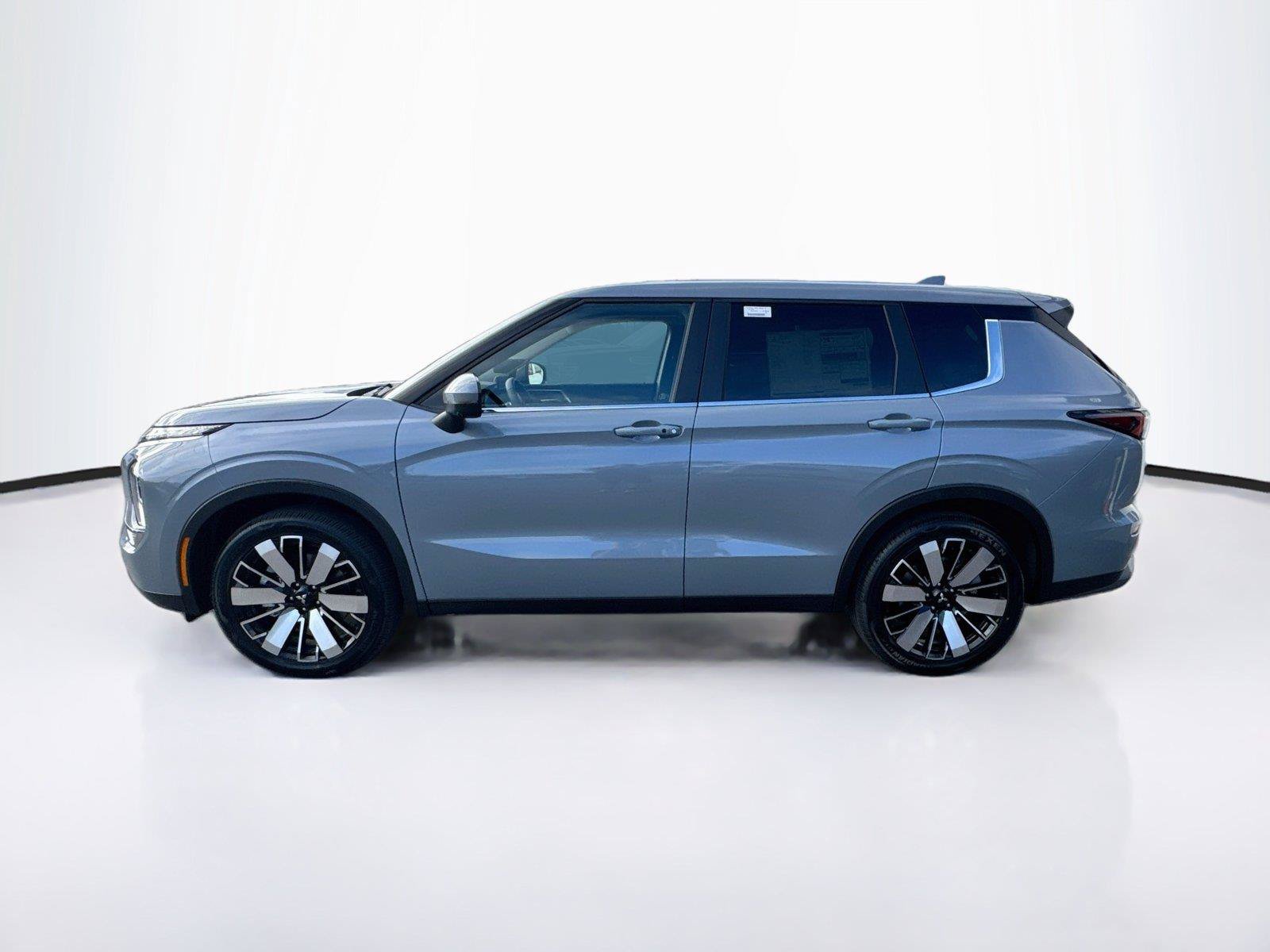 New 2026 Mitsubishi Outlander SE FWD image 2