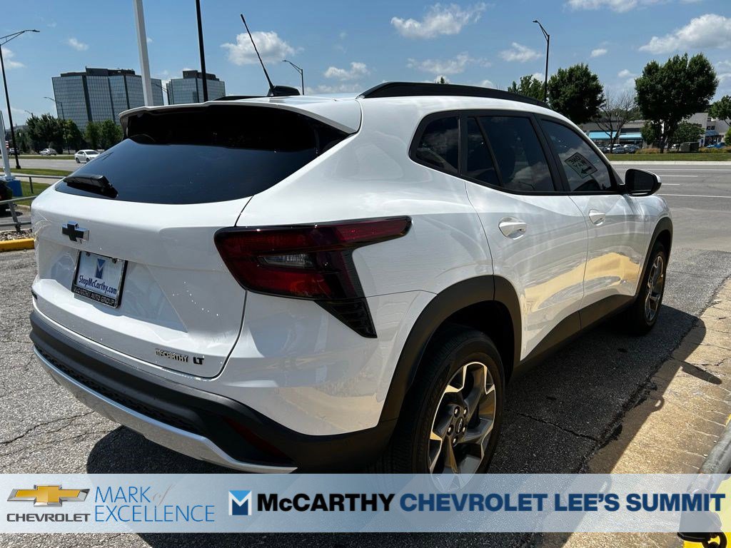 New 2026 Chevrolet Trax LT w/ LPO, Blackout Package FWD image 5