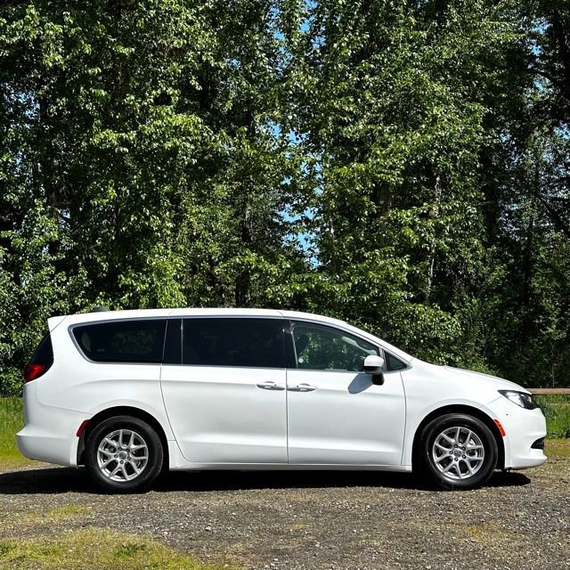 Used 2023 Chrysler Voyager LX FWD image 3