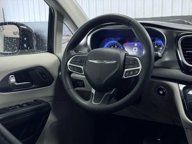 Used 2023 Chrysler Pacifica Touring-L FWD image 29