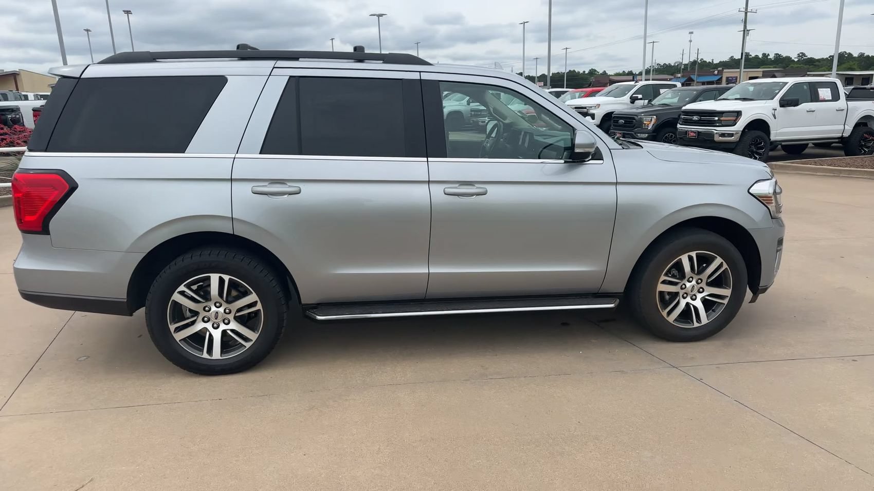 Used 2023 Ford Expedition XLT RWD image 2