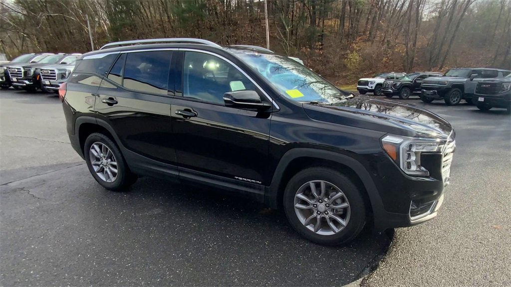 Used 2024 GMC Terrain SLT image 3