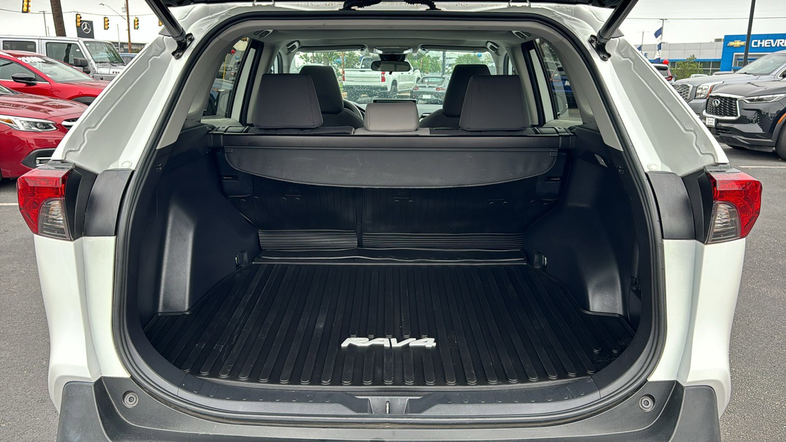Used 2021 Toyota RAV4 XLE w/ Convenience Package FWD image 19