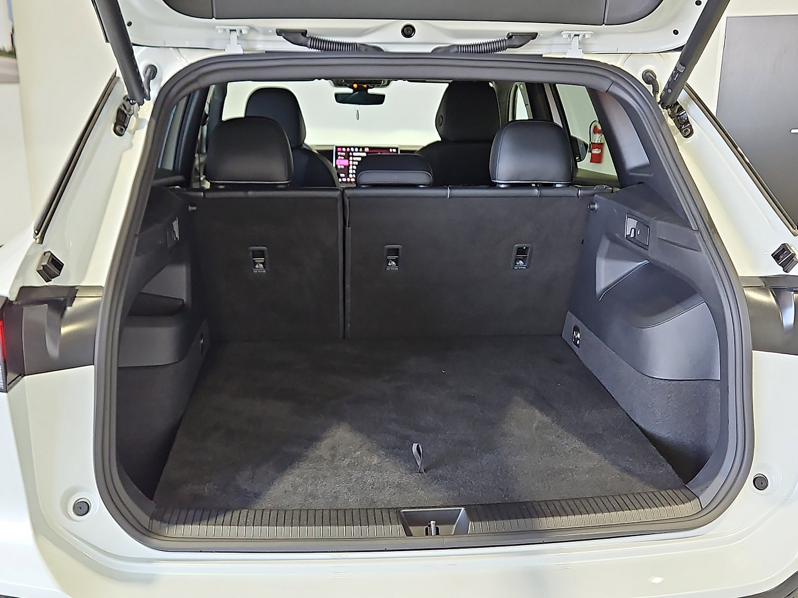 Certified 2025 Volkswagen Tiguan SE R-Line image 7