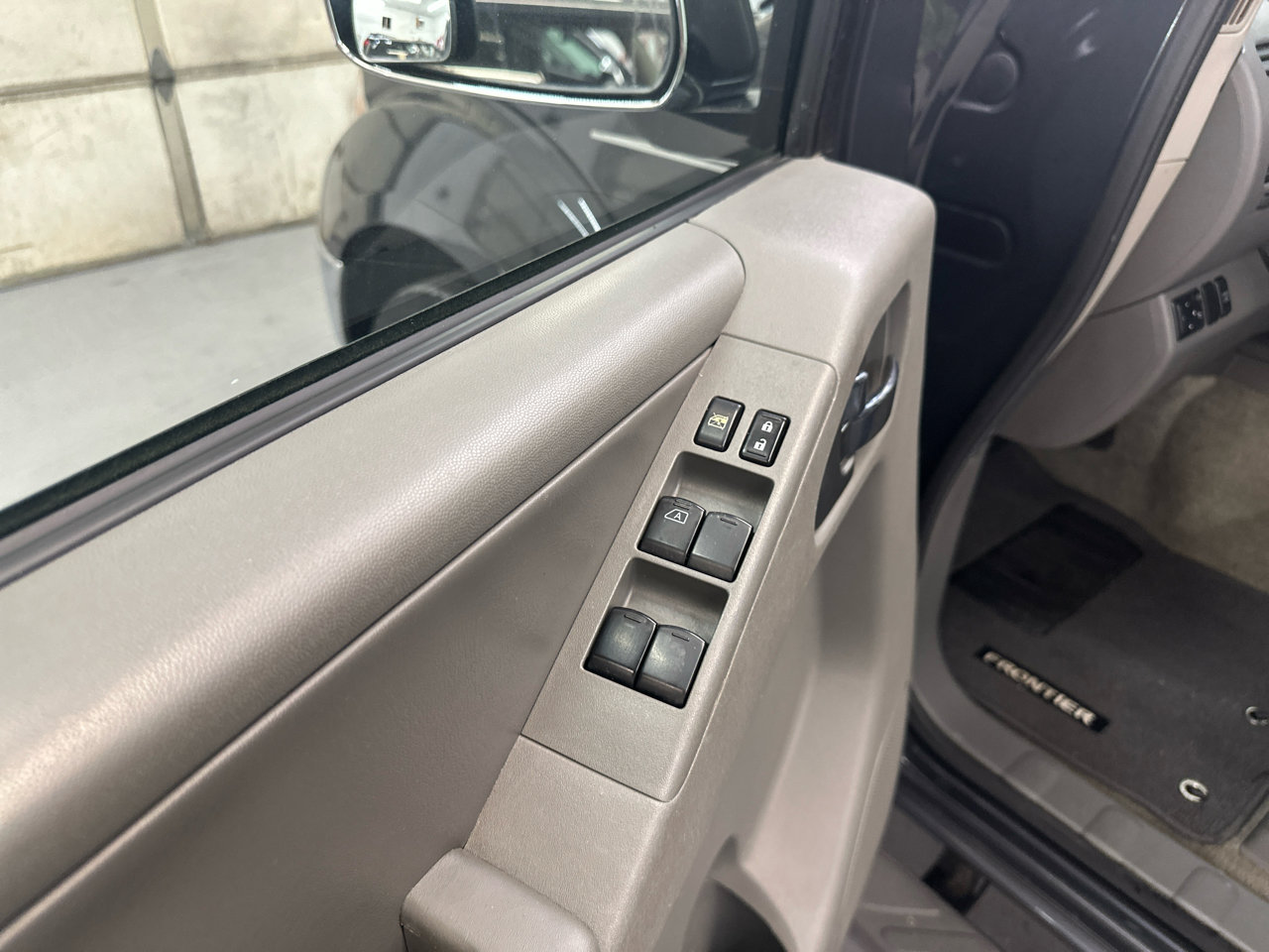 Used 2013 Nissan Frontier SL image 28