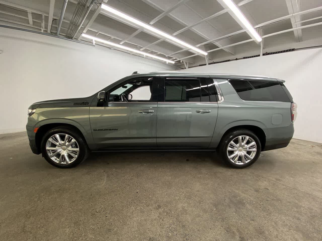 Used 2024 Chevrolet Suburban High Country w/ Advanced Technology Package AWD/4WD image 3